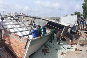 5 căn nhà bất ngờ đổ sụp xuống sông lúc rạng sáng