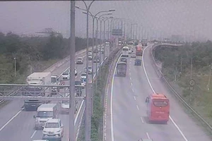 Lưu lượng xe 'khủng' trên cao tốc Long Thành - Dầu Giây