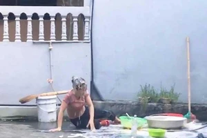 Đổ cả thau nước mắm lên đầu mẹ để câu view