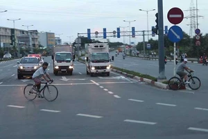 Xe đạp thể thao lao bạt mạng vào làn ô tô