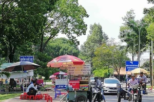 Hàng rong bao vây nhiều công viên ở TP.HCM