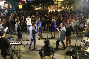 Người dân và du khách thưởng thức các chương trình biểu diễn trên phố đi bộ Nguyễn Huệ dịp cuối tuần. Ảnh: HOÀNG GIANG