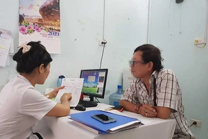 Bi hài chồng đưa vợ đi cai rượu