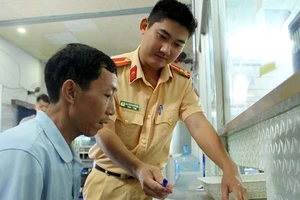 Dân sẽ thoải mái chấm điểm CSGT