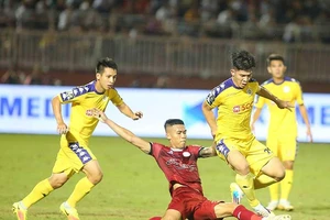 Hai thẻ đỏ, 4 bàn thắng, TP.HCM và Hà Nội rượt đuổi kịch tính