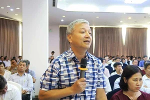 Nằm liệt giường, vẫn đứng tên hành nghề y