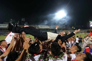 Ai mê bóng đá hơn bầu Hiển?