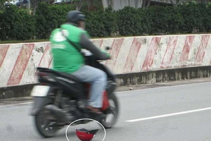 Đội mũ bảo hiểm không cài dây: Nguy hiểm khôn lường!