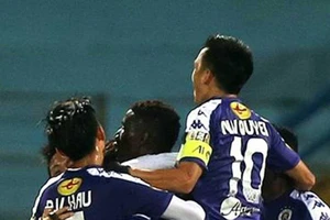 Văn Quyết đưa Hà Nội dẫn trước B. Bình Dương