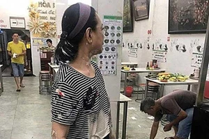 Phở Hòa Pasteur bị ném sơn, mắm tôm