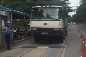 Bị phát hiện chở quá tải, tài xế cù nhầy