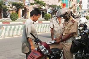 Đề xuất đặt tiền bảo lãnh thay vì để CSGT giữ xe