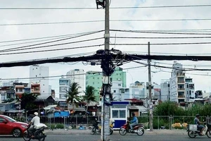 Trụ điện giữa đường