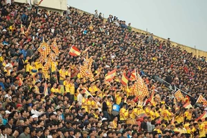 Hiện tượng ‘thượng đế’ chen nhau đến sân!