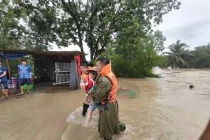 Đường lớn, hẻm nhỏ Phú Quốc chìm trong biển nước