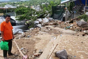 Dân bức xúc vì vụ hồ bơi vô cực