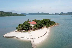 Những ‘biệt khu’ trái phép trên vịnh Bái Tử Long