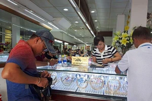 Giá vàng dậy sóng: Có nên bán đất mua vàng?