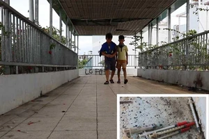 Bơm kim tiêm vương vãi trên cầu bộ hành