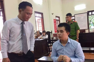 Tranh luận mũ bảo hiểm có phải là hung khí nguy hiểm