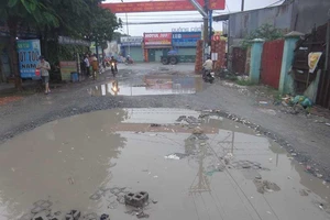 Khổ vì con đường đầy ổ voi, hố nước