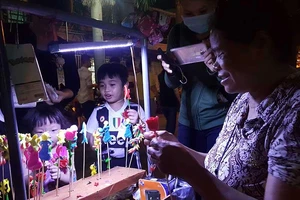 Bà Thanh không bỏ được nghề tò he 