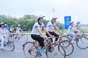 Đại sứ các nước cùng chơi kéo co, đập niêu 