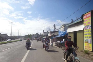 Liều lĩnh chạy ngược chiều trên quốc lộ 51