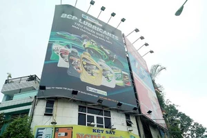 Khó gỡ biển quảng cáo sai phạm vì chủ nhà ở nước ngoài!