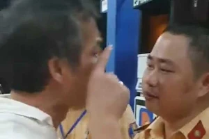 Clip: Tài xế xe biển xanh tát, cự cãi CSGT ở Thanh Hóa
