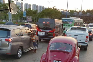 Nhức nhối cảnh trẻ lê lết ăn xin ở TP.HCM