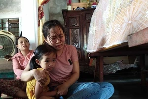 ‘Cha đi cứu người, vấp đá chết rồi!’