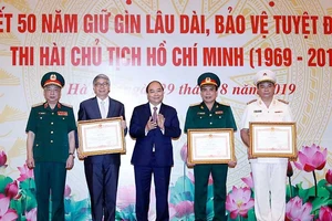 Giữ Lăng Bác, giữ đài hoa của niềm tin