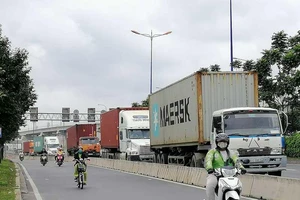 Nhiều con đường thành bãi đậu xe container trái phép
