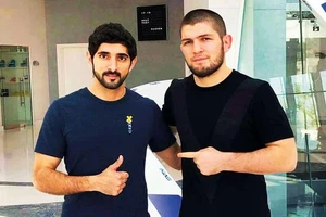 Võ sĩ Khabib đến sớm UAE chào fan