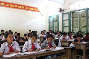 Lũ cuốn mất nhà vẫn quyết bám trường