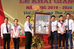 Lãnh đạo Đảng, Nhà nước chung vui với HS trong ngày khai giảng