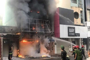 71 chiến sĩ dập lửa, cứu thai phụ mắc kẹt trong nhà bốn tầng