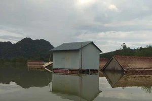 Rốn lũ Tân Hóa chìm trong nước, bị cô lập bốn ngày qua