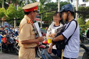 Nhiều học sinh vi phạm luật giao thông bị CSGT nhắc nhở