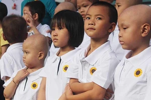 'Mai này biết có còn gặp các con'