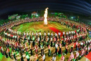 5.000 người múa xòe Thái, xác nhận kỷ lục Guiness thế giới 