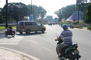 Đi vào đường cong có cần bật xi nhan?