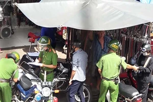 Nhiều người trẻ chủ động chung chi để được việc