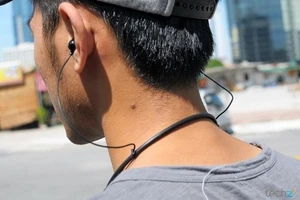 Lái xe, đeo tai nghe hướng dẫn chỉ đường có phạm lỗi?