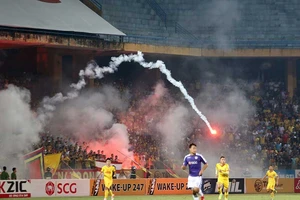 Pháo sáng tai hại cho tương lai bóng đá Việt