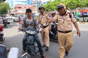 CSGT TP.HCM nói về việc lao ra đường chặn xe