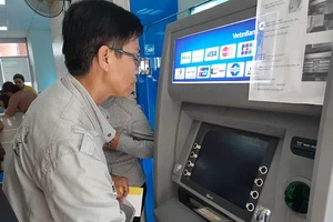 Ngại chuyện trả viện phí không dùng tiền mặt