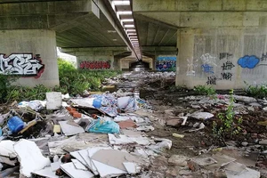 Rác thải ngập đường song hành cao tốc
