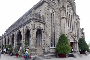 Nhà thờ đá Nha Trang đề xuất thu phí khách nước ngoài